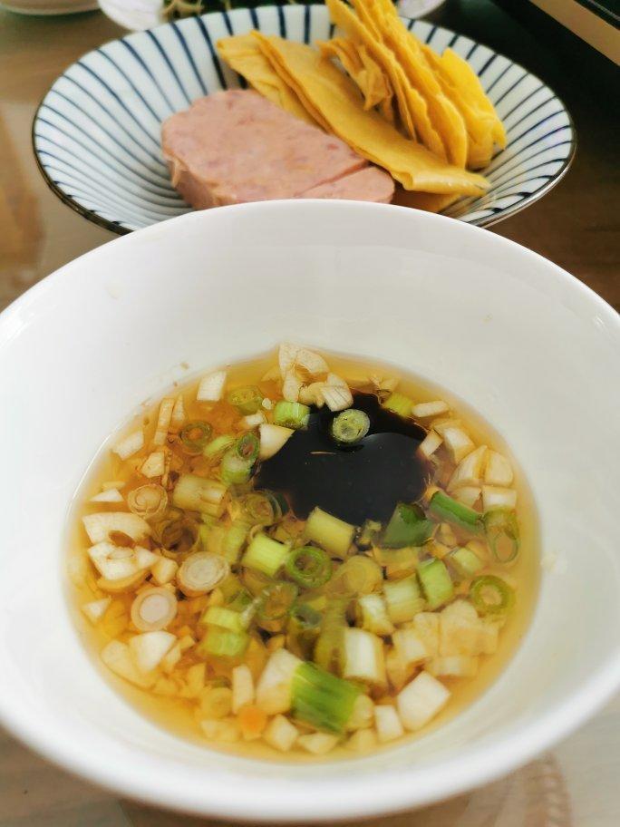 媲美火锅店的自制油碟