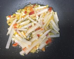 蒜苔酸萝卜烧肚条的做法 步骤2