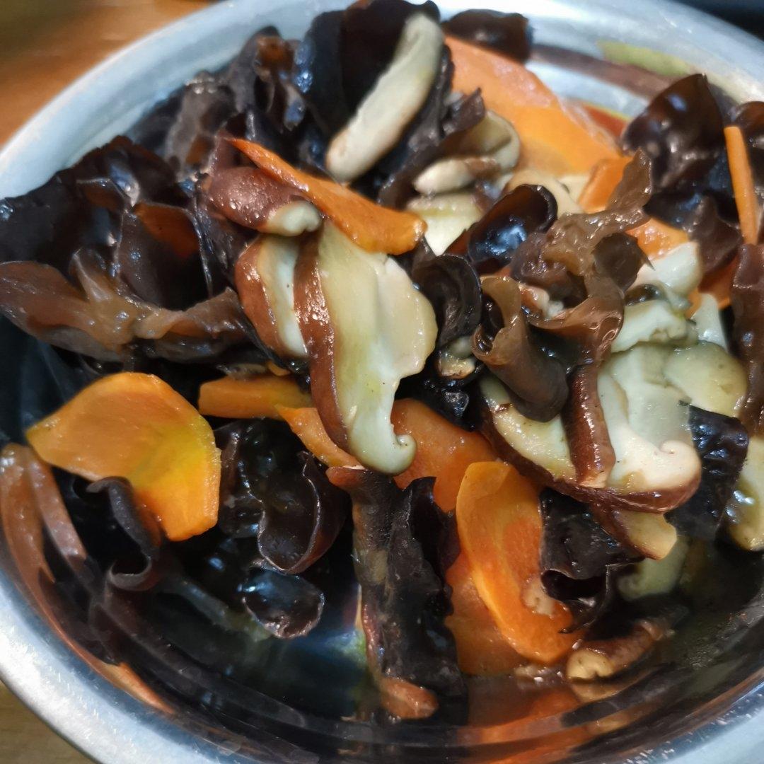 好吃的香菇木耳炒胡萝卜