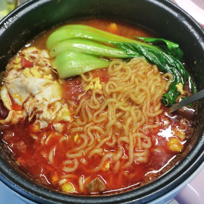 番茄老干妈红烧牛肉面 宿舍孩子们说我是泡面专家哈哈哈 的做法步骤图 Gentle星河 下厨房