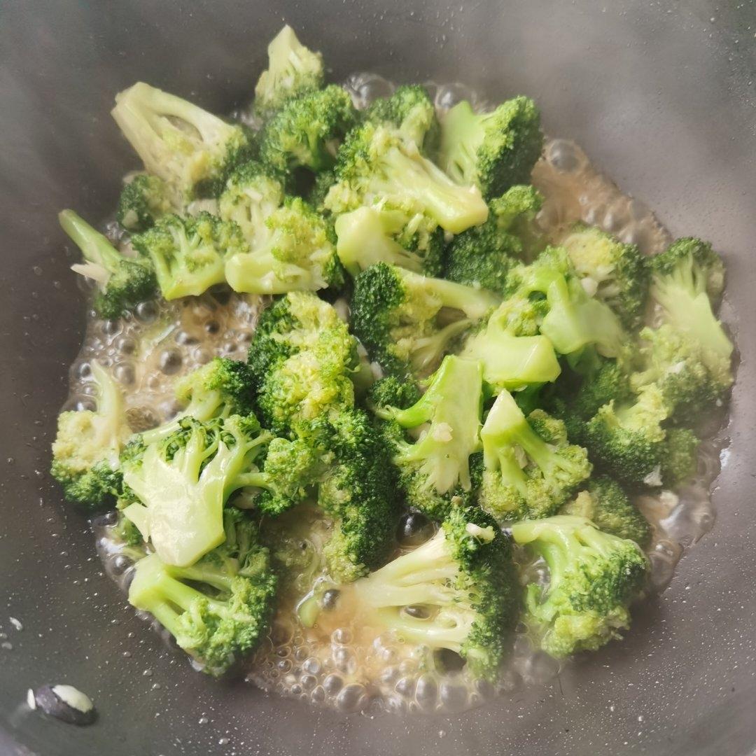 好吃到爆的耗油蒜蓉西兰花(从不修图，喜欢请关注)