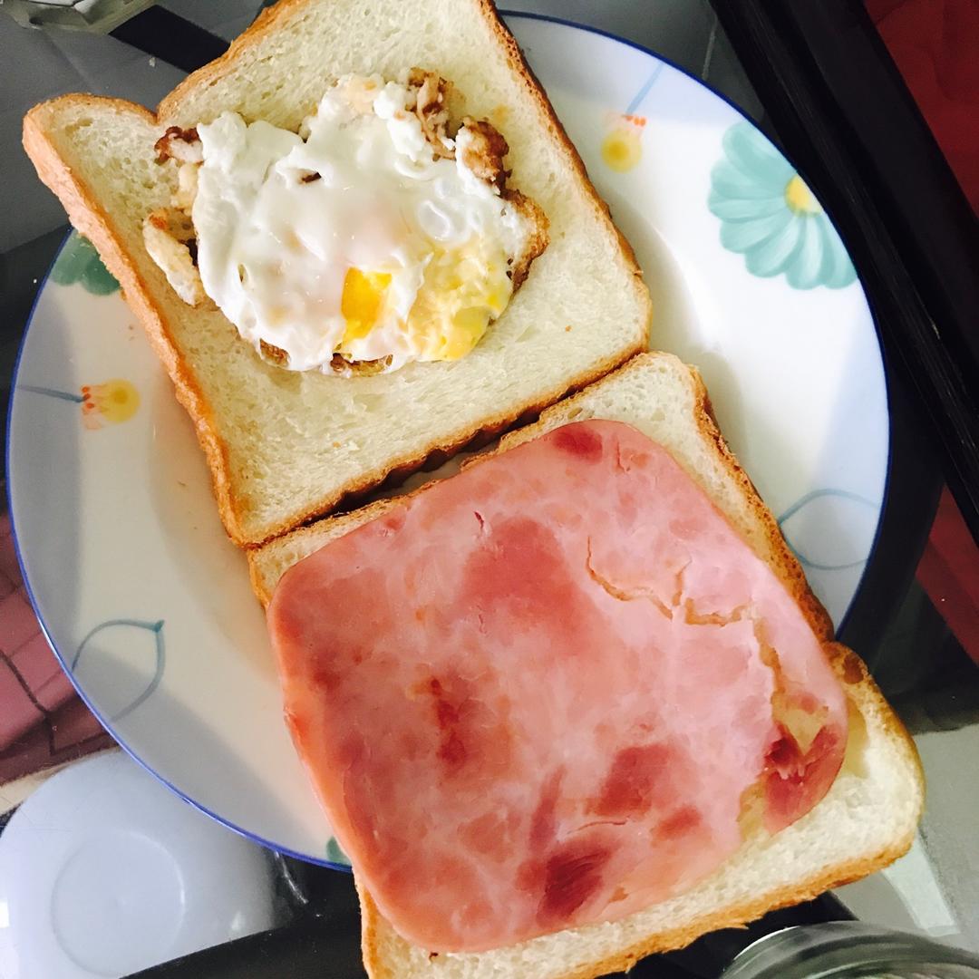 鸡蛋火腿藏在吐司里