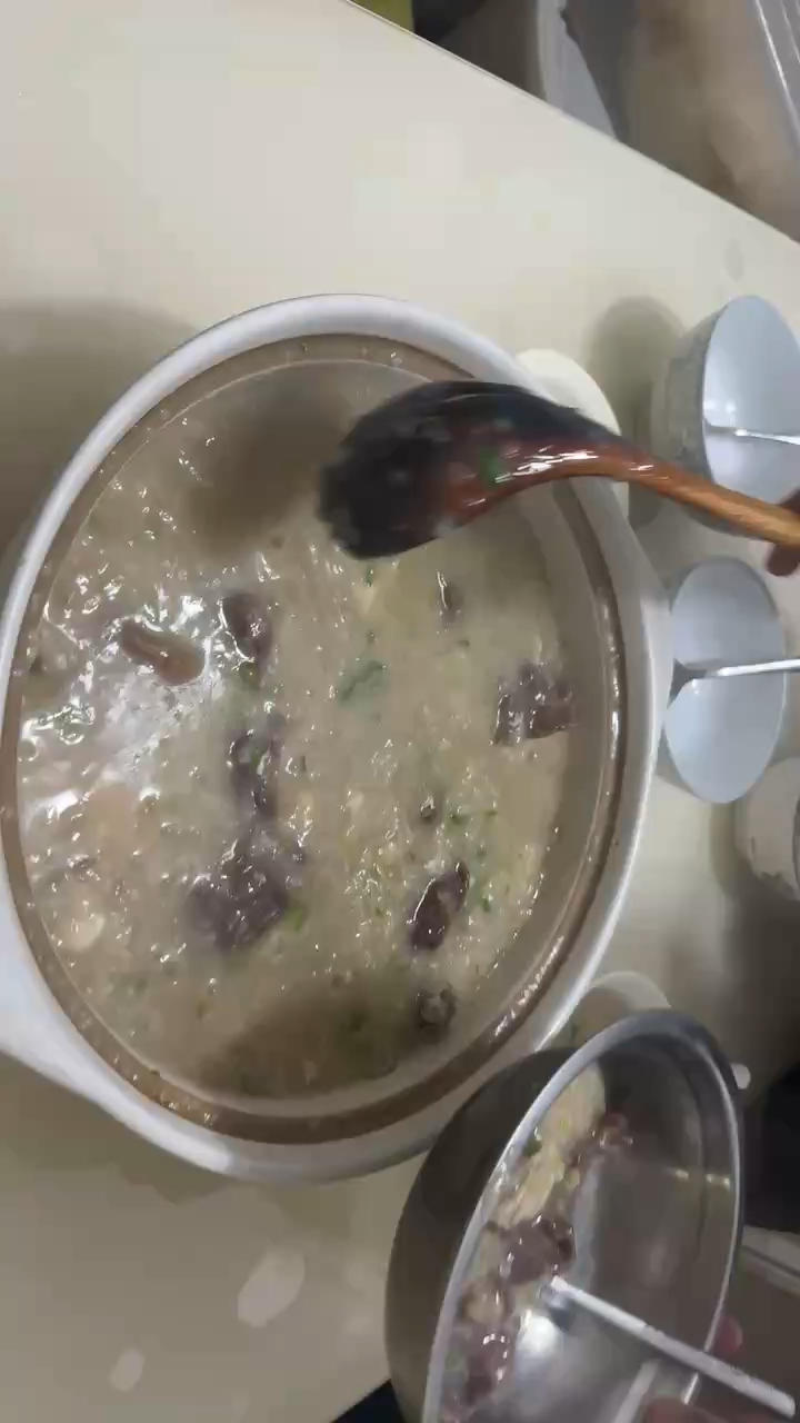 窝蛋牛肉粥(生滚牛肉粥)