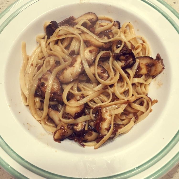 蘑菇酱拌面的做法