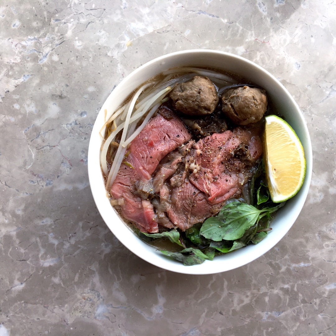 必须强调步骤是正宗的的越南牛丸牛肉河粉pho