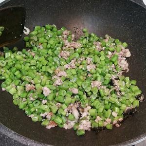 榄菜肉末炒豆粒的做法 步骤7