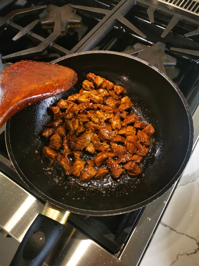「金蒜牛肉粒」好吃到舔盘，一粒不能剩的做法 步骤11