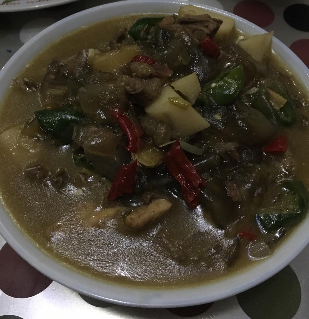 鸡肉蘑菇炖宽粉Stewed Chicken with Glass Noodles