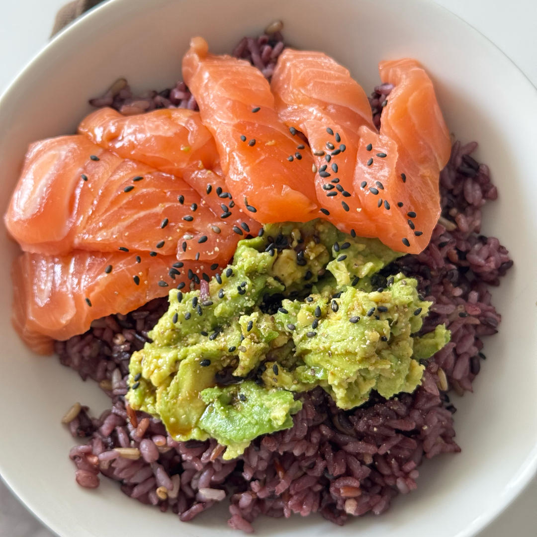 三文鱼牛油果盖饭