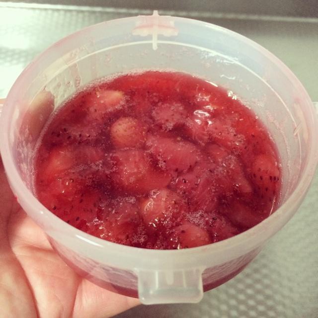 小嵨版草莓果酱（微波炉版本）的做法