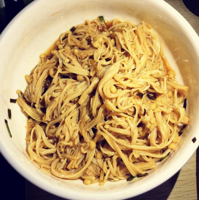 葱油金针菇——10分钟快手菜，你绝对不能错过的美味~