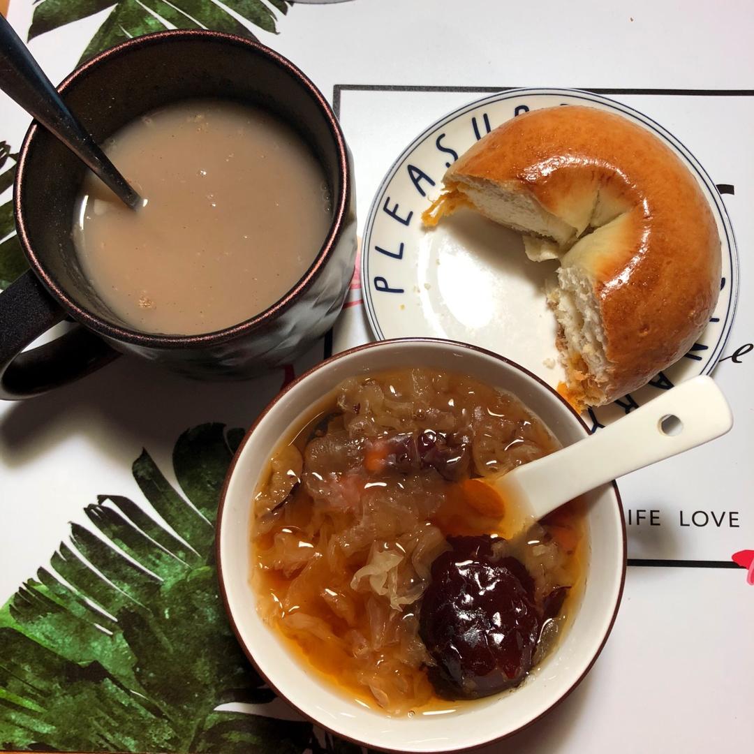 冰糖银耳红枣汤