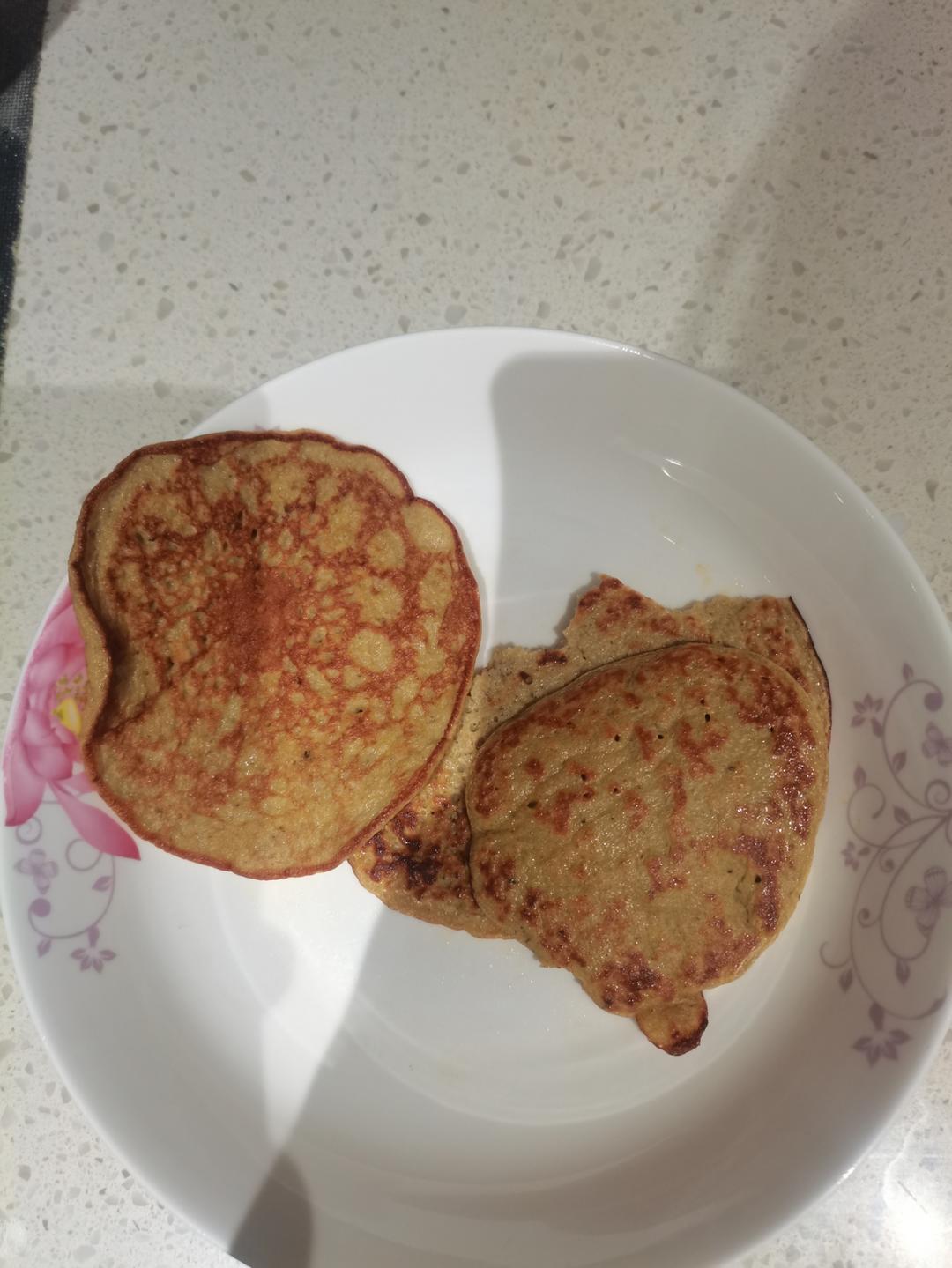 香蕉燕麦饼+牛奶+小西红柿