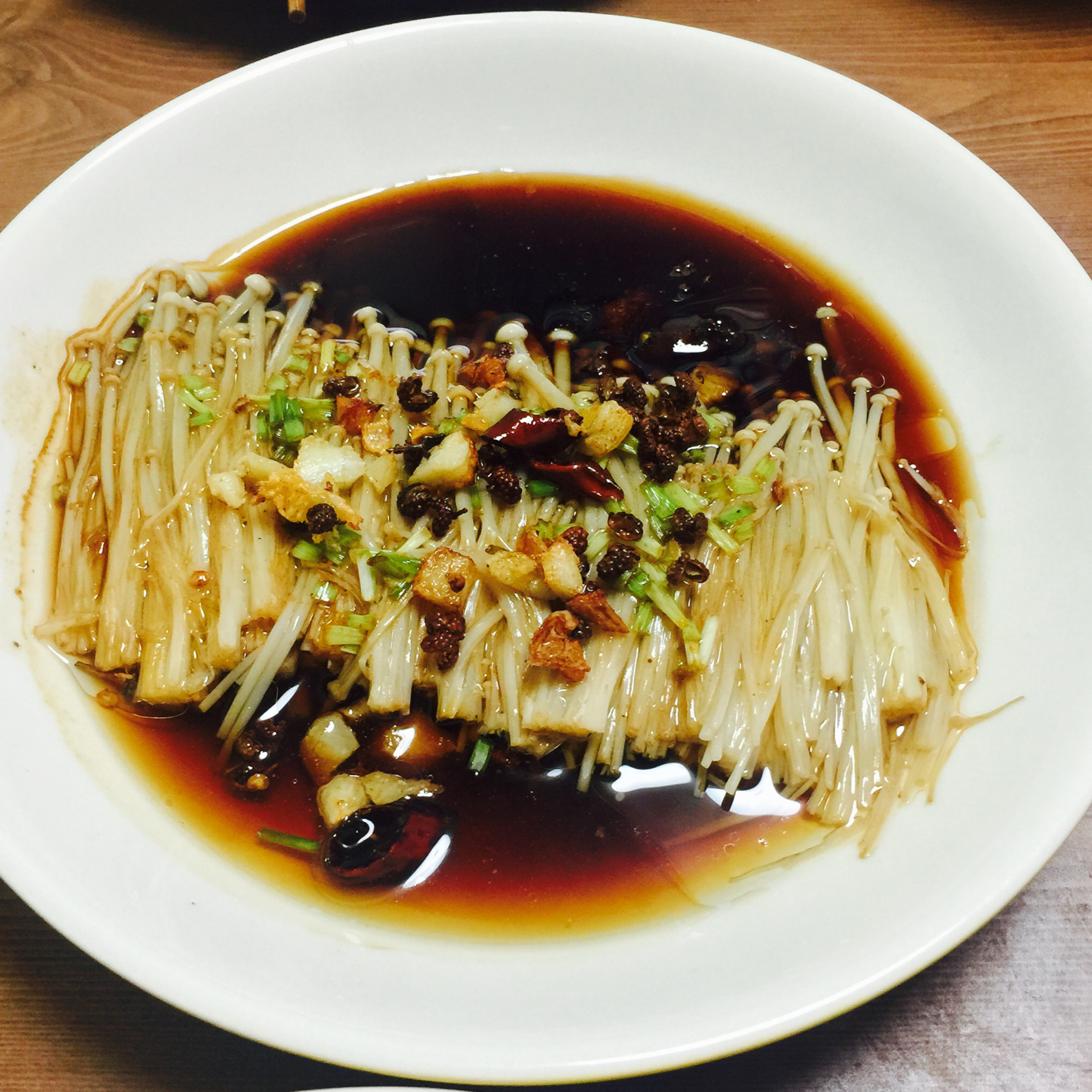 葱油金针菇——10分钟快手菜，你绝对不能错过的美味~