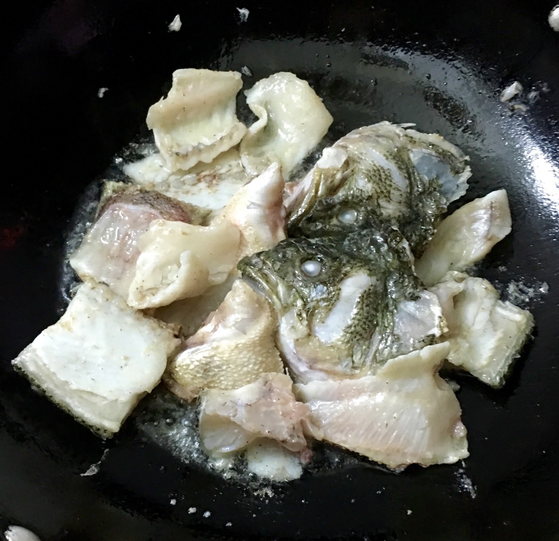 豆腐白菜鱼骨汤的做法 步骤3