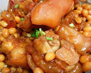 红烧猪蹄焖黄豆的做法 步骤1
