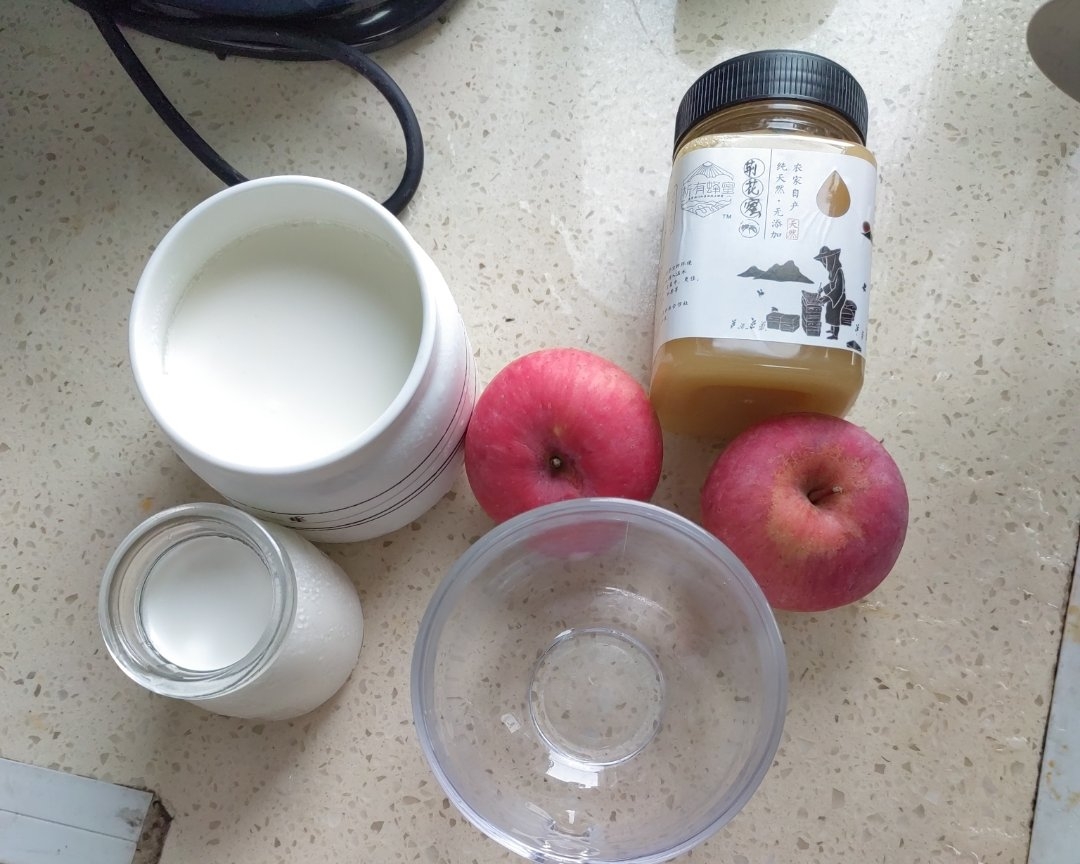 酸奶拌苹果（两人份）的做法