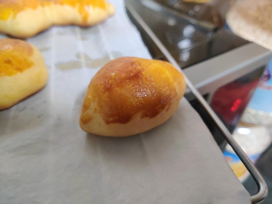 好吃到炸裂的港式菠萝包（附带制作酥皮的小视频）