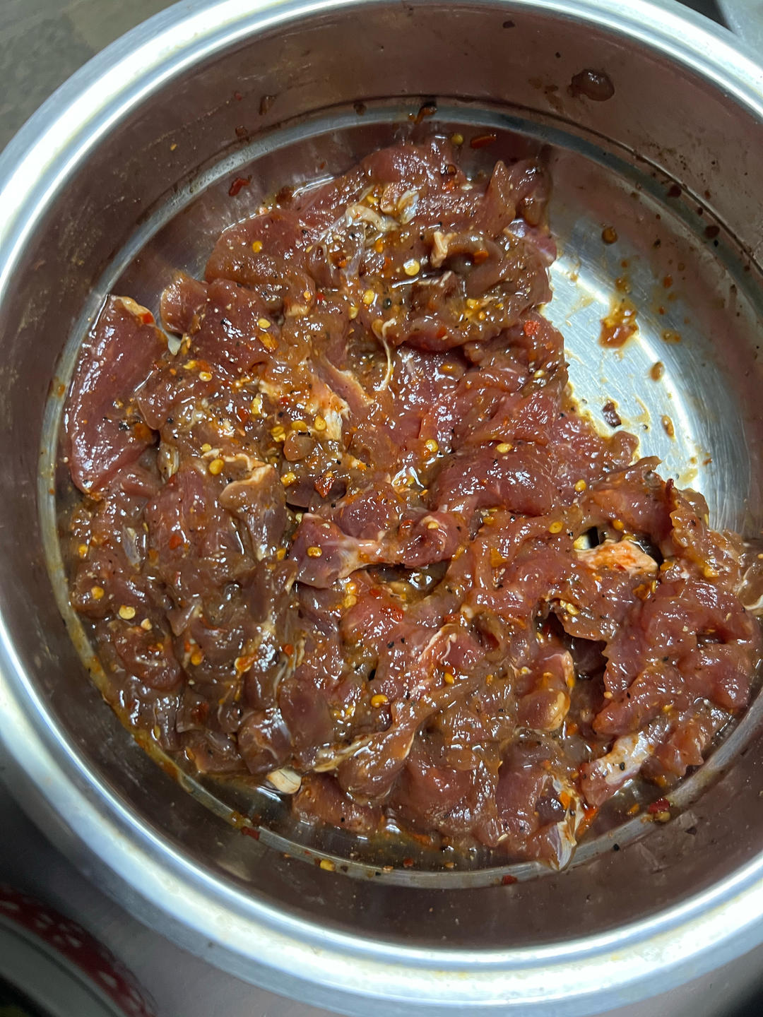 麻辣火锅嫩牛肉和蘸料调制