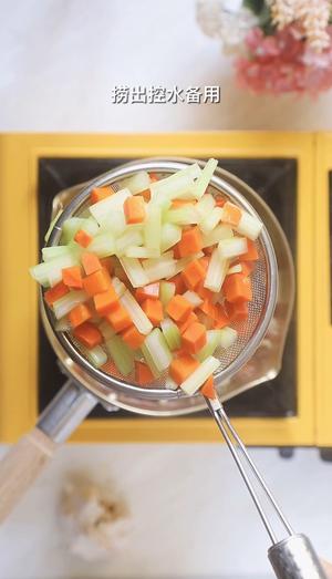 芹菜胡萝卜拌花生米的做法 步骤8