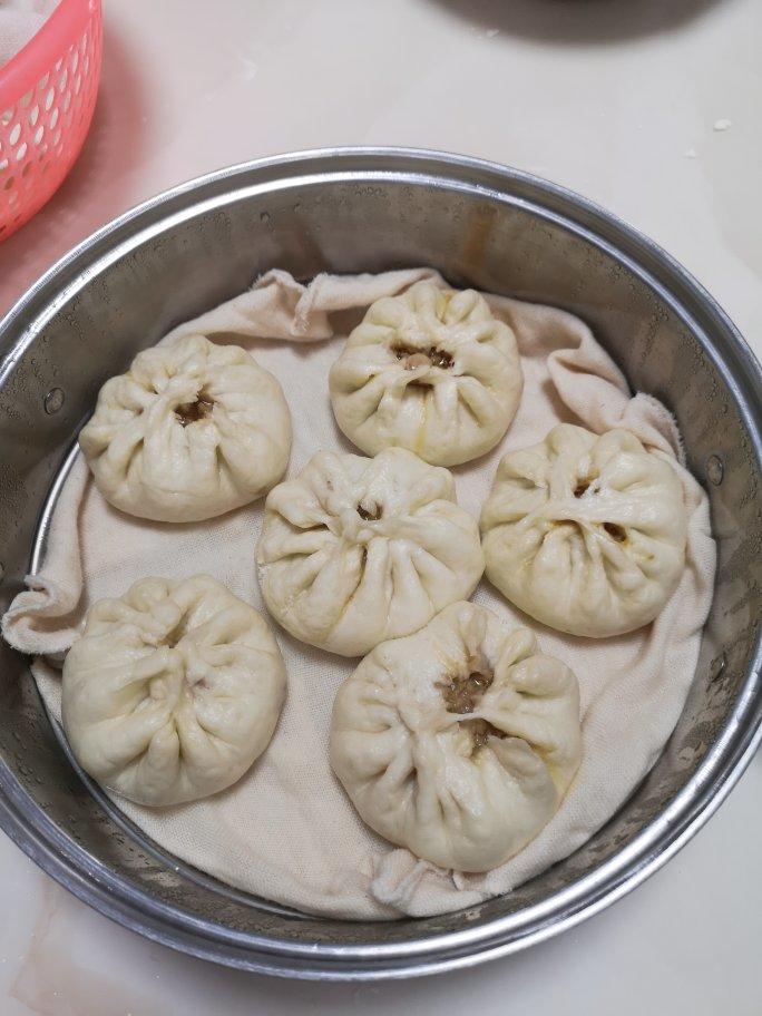 松软多汁的肉包子