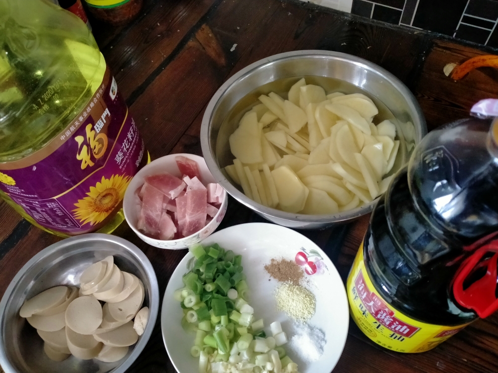 土豆片炒火腿肠的做法 步骤1