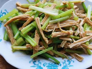 芹菜炒腐竹，高纤维高蛋白，清爽下饭的做法 步骤4