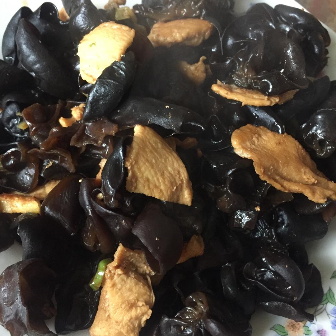 哈哈大呼呼做的木耳炒肉