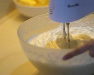 圣诞风柠檬纸杯蛋糕，海绵蛋糕+意式奶油霜，奶油造型保持6小时不变的小秘密的做法 步骤15