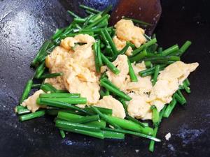 韭菜苔炒鸡蛋-经常吃韭菜，却不知道韭菜苔还能这样吃，1分钟学会韭菜的做法的做法 步骤10