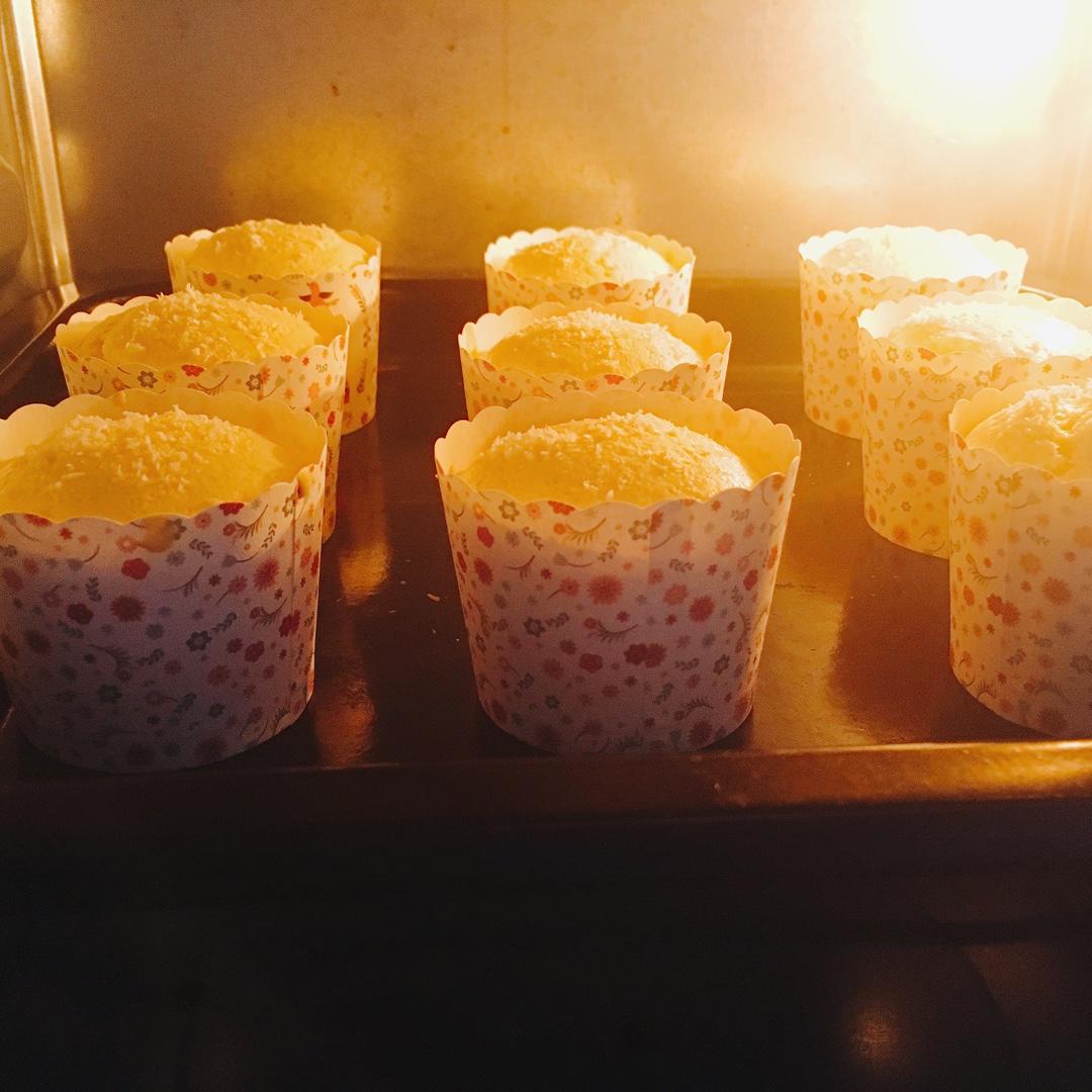 椰香戚风杯子蛋糕