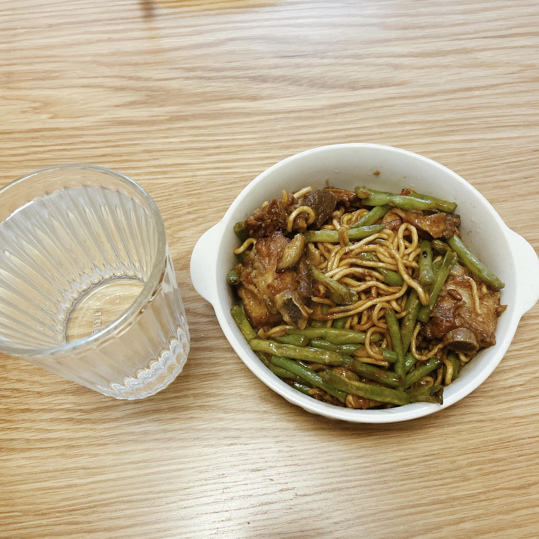 曼食慢语丨排骨豆角焖面