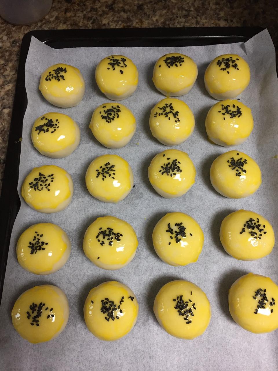 蛋黄酥 Danhuangsu