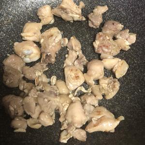 快手菜 炒青椒香菇鸡腿丁的做法 步骤6