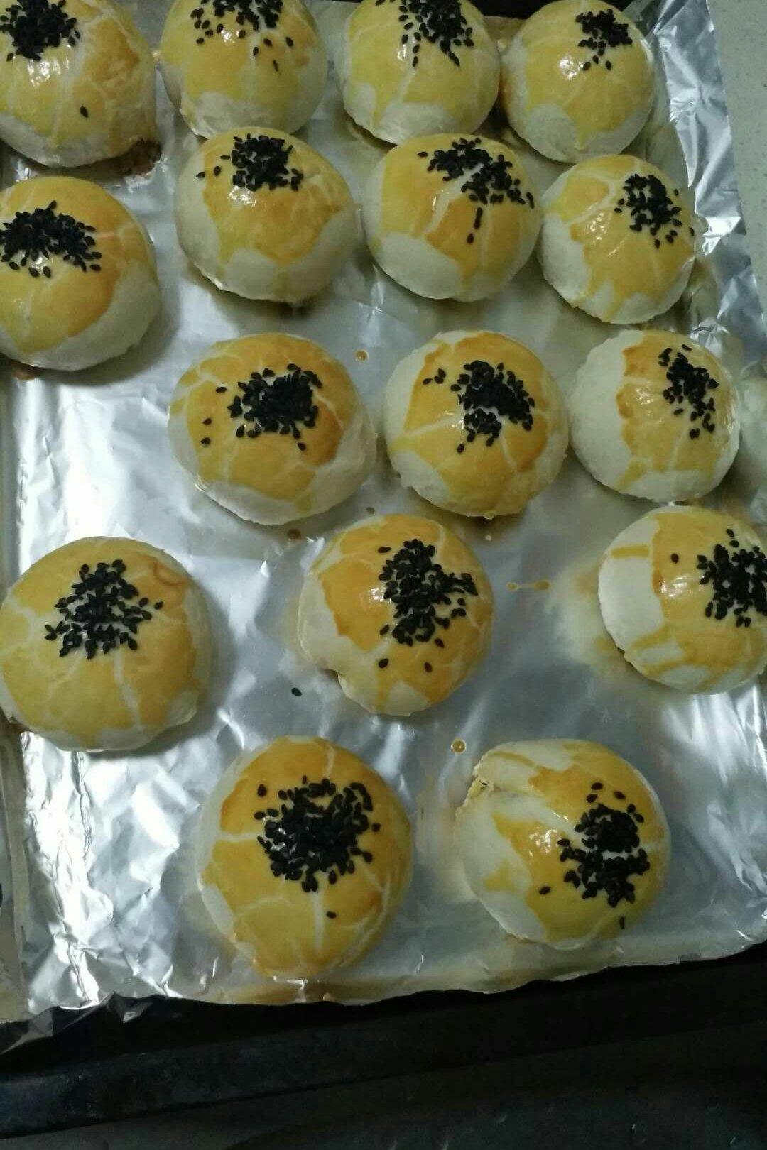 视频 手把手教你做蛋黄酥 厚皮还不用揉出膜 特别好吃