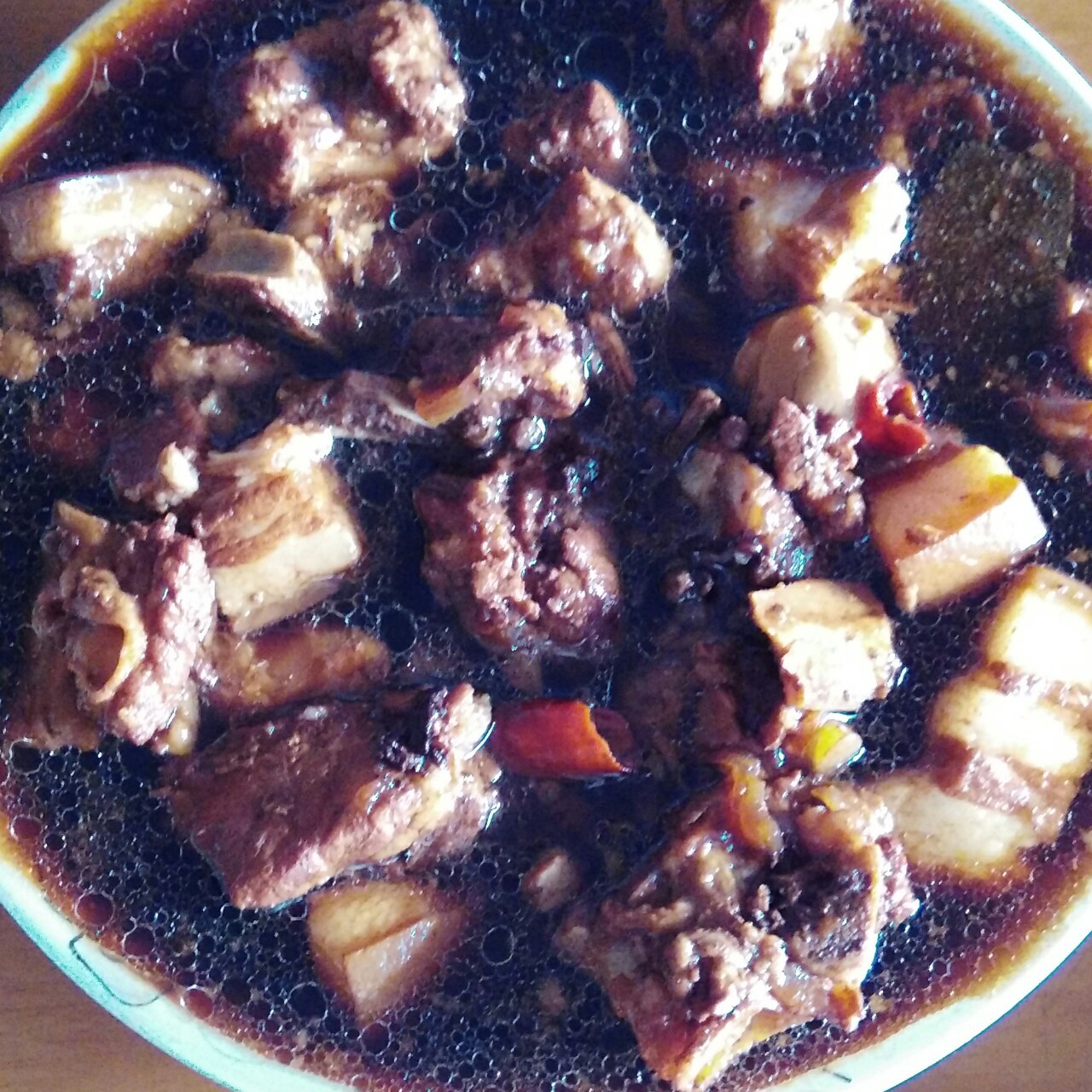 吃着碗里望着锅里的红烧肉