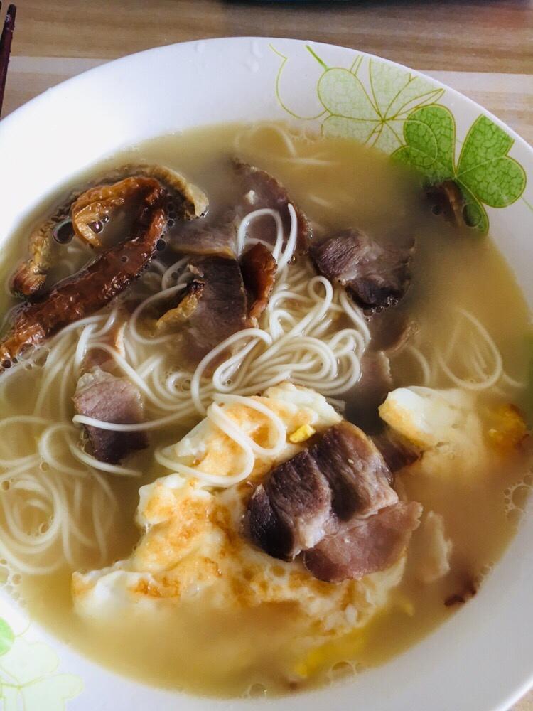 营养早餐～早餐面（鸡蛋、腊肉）