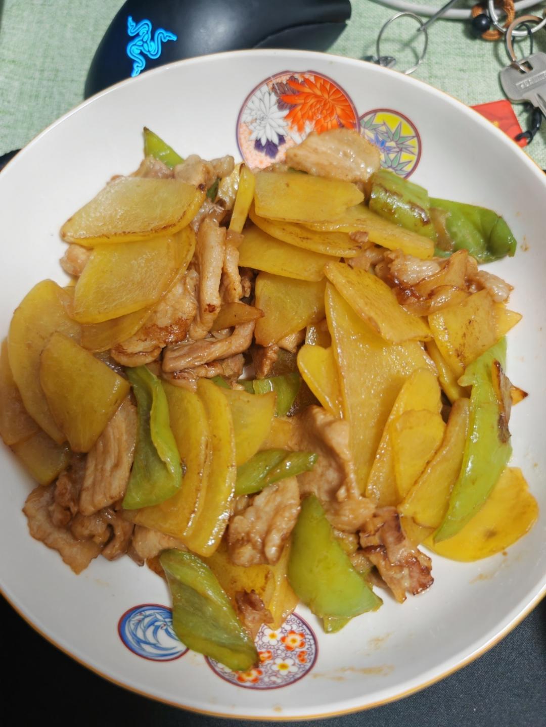 青椒土豆片炒肉