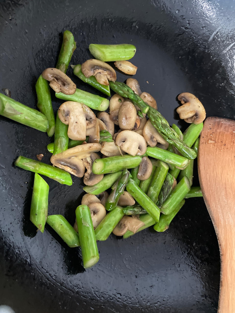 芦笋炒蘑菇