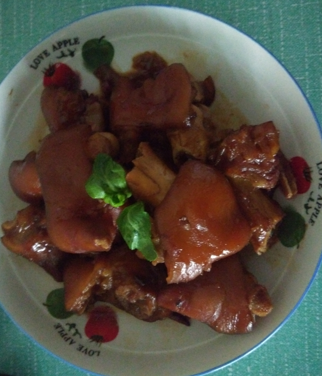 美味的家常菜：红烧猪蹄