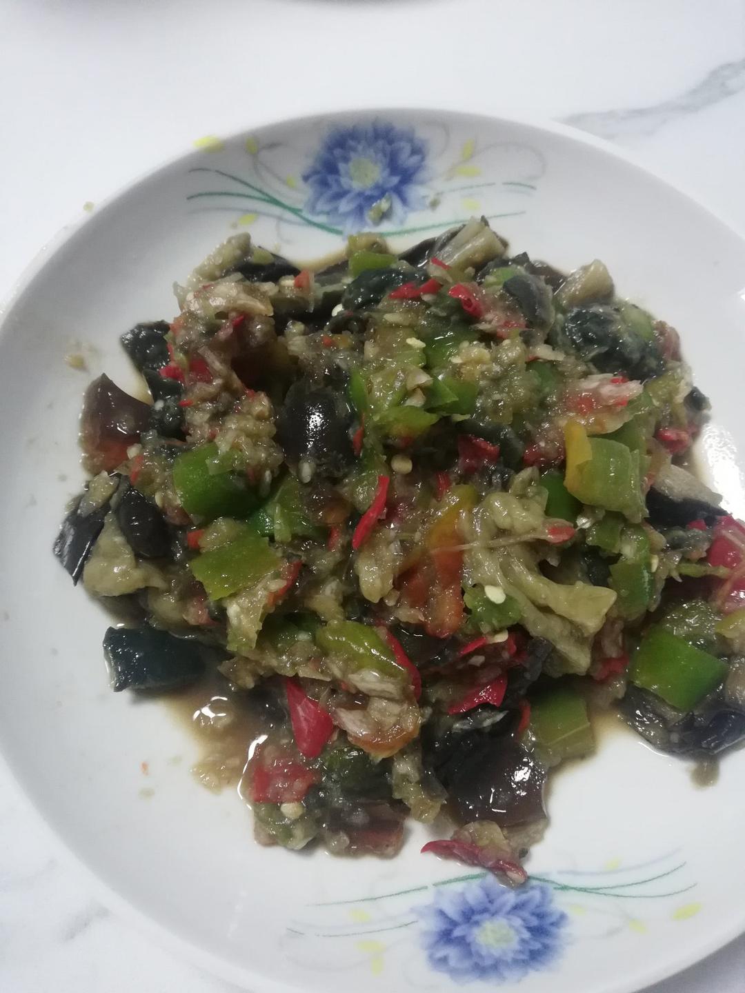 不要被它的外表吓到，吃一口会让你念念不忘辣椒擂皮蛋茄子