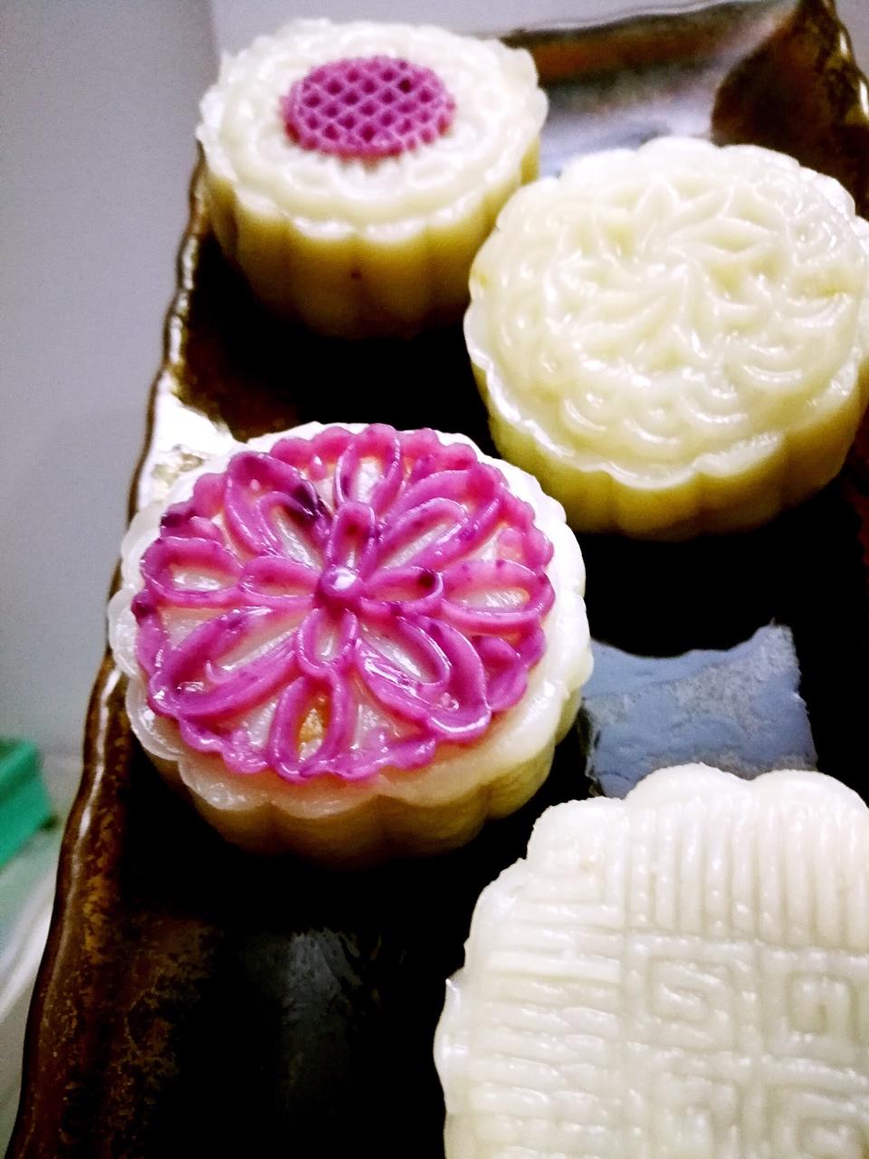 绿豆沙蛋黄冰皮月饼