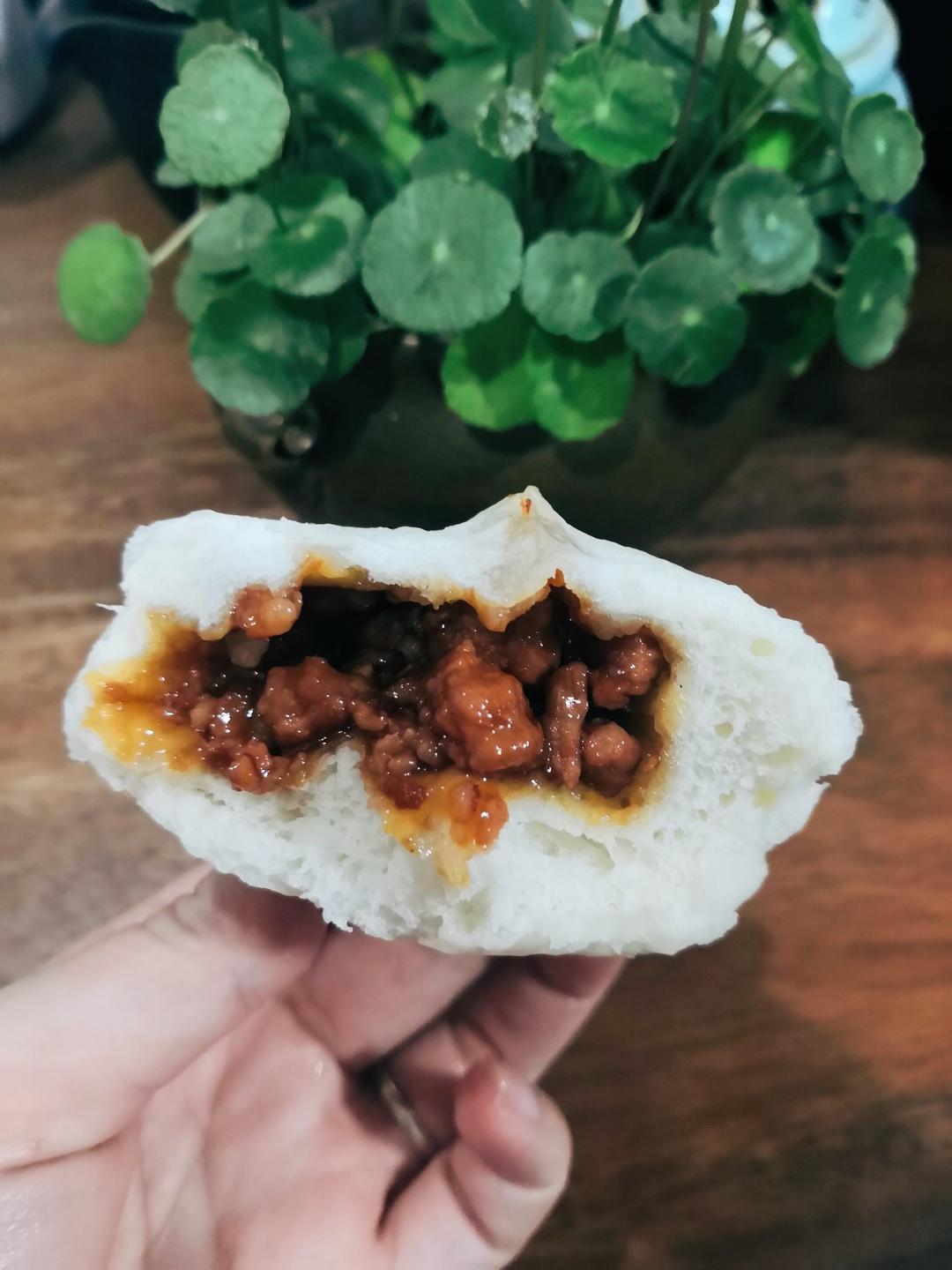 云朵般松软爆浆蜜汁叉烧包