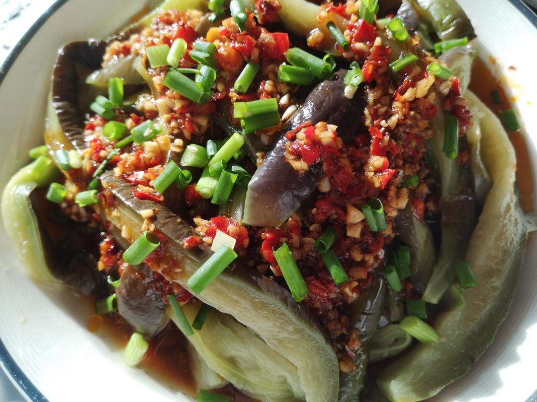 春天到了想吃些爽口的？这道凉拌茄子不容错过，比肉好吃