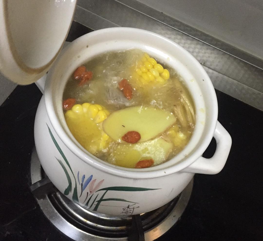 胡萝卜玉米排骨汤