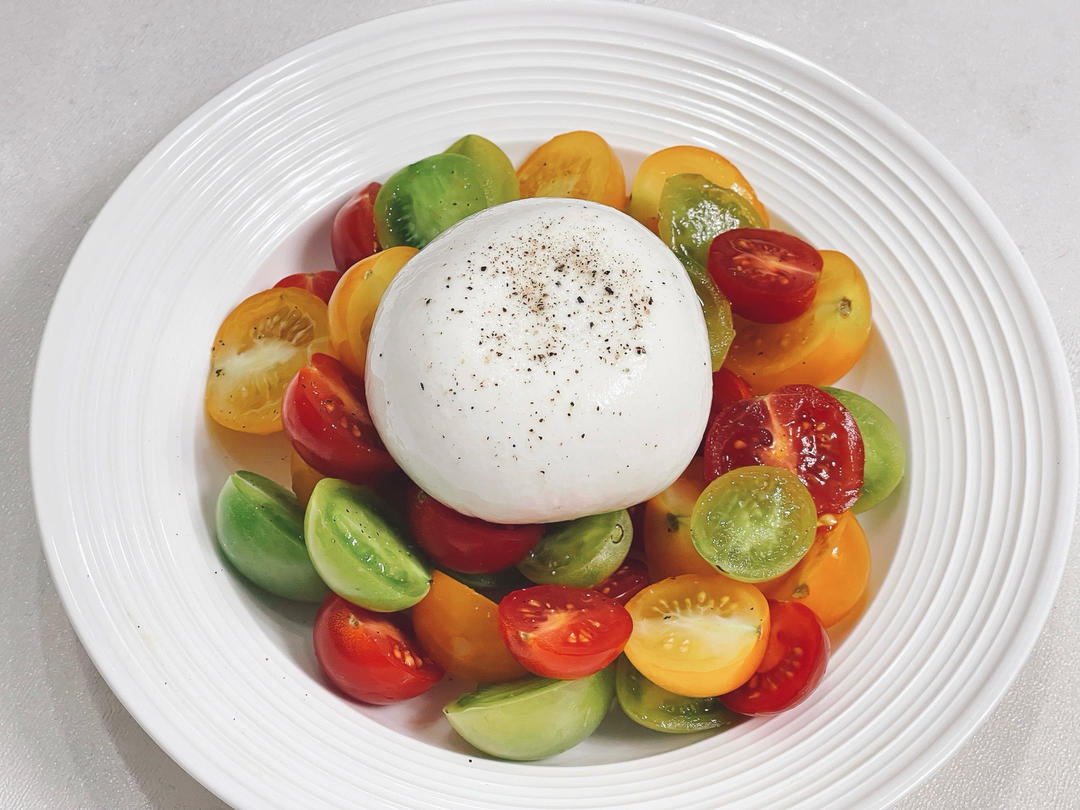 夏日不开火｜彩虹布拉塔番茄沙拉