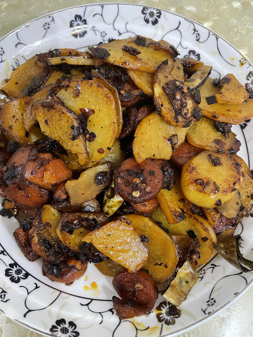 老干妈火腿肠炒土豆片