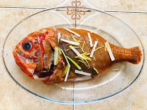 喜宴必备-清蒸南极长寿鱼的做法 步骤3