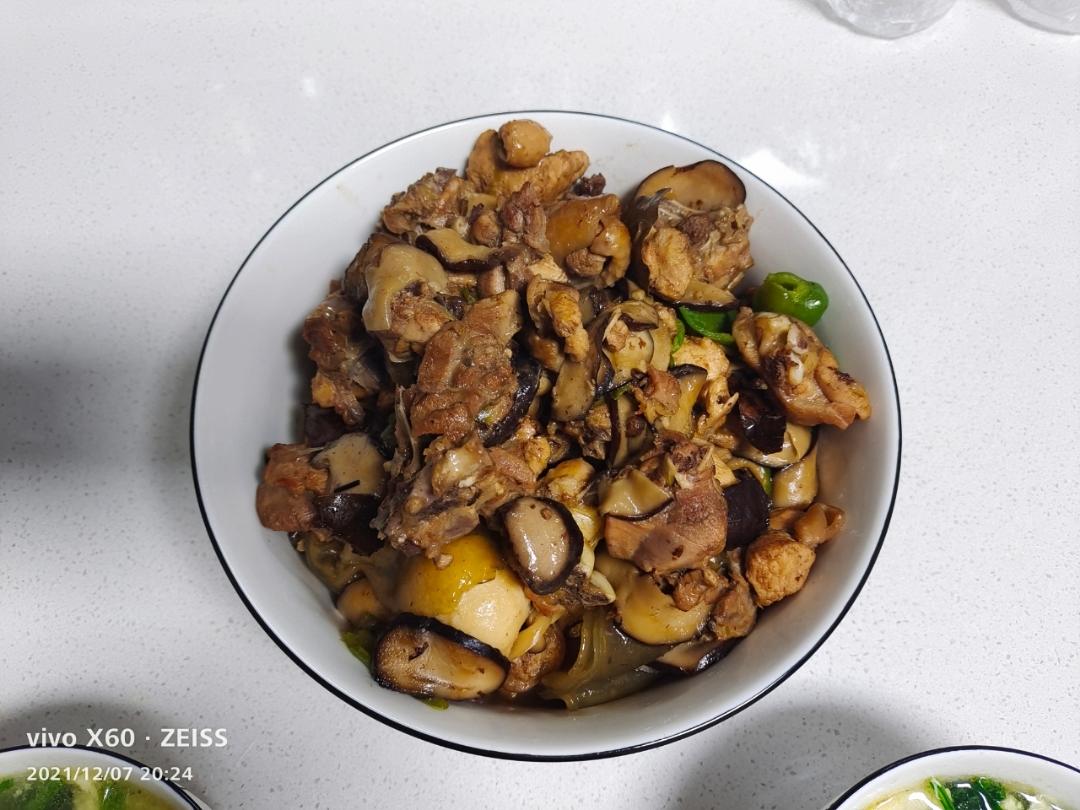 香菇炖鸡肉