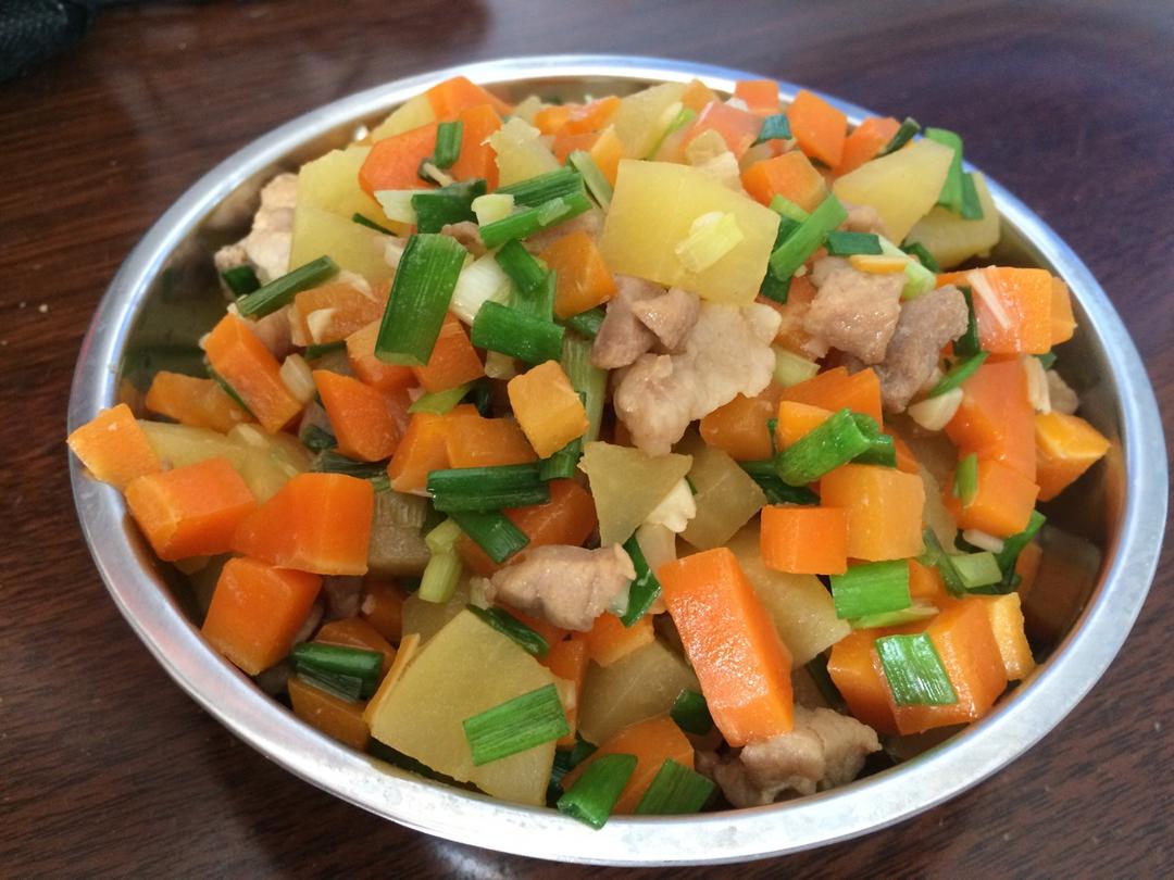 土豆胡萝卜炒肉丁